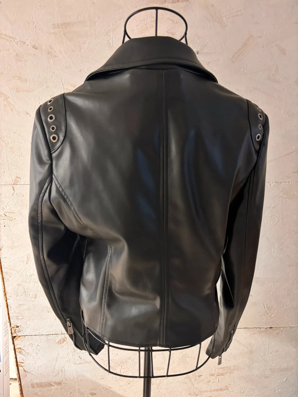 Zwarte faux lederen perfecte jas met bloemvoering Kaporal (Model Torid) Maat M (38) – photo 7